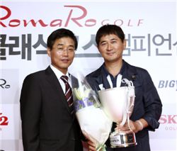  문상경씨(오른쪽)가 로마로골프 클래식코스챔피언십 우승 직후 김영재 스카이72골프장 대표와 기념 촬영을 하고 있다. 