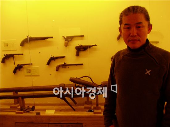 “총포는 내 인생” 무기수집에 빠진 소년