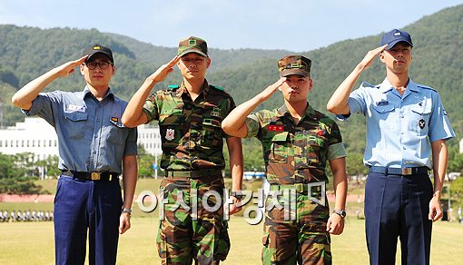 [포토]천정명-조인성-고장환-이정 "충성!"