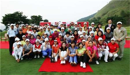  여자프로골퍼들이 대회 직후 단체사진을 촬영하고 있다. 내년부터 KLPGA 정회원이 되기 위한 길이 더욱 어려워졌다. 사진=KLPGA제공 