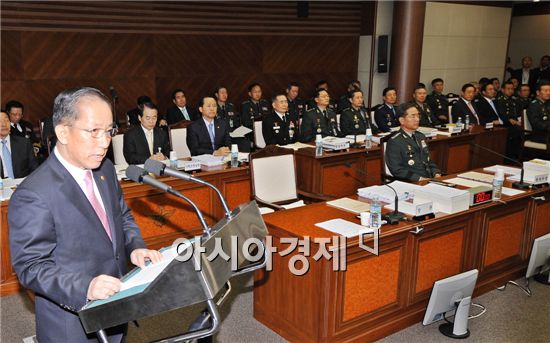 5일 오전 서울 용산구 국방부에서 열린 국방부 국정감사에서 김태영 국방장관이 업무보고를 하고 있다./윤동주기자 doso7@