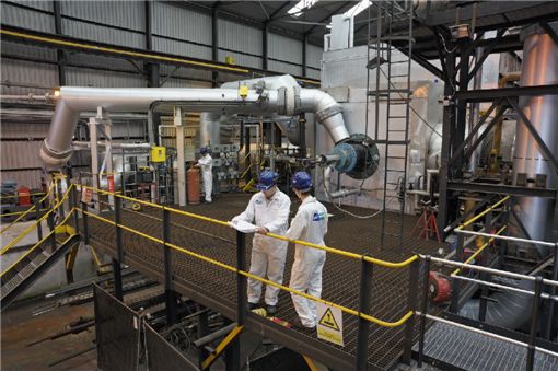 두산밥콕 직원들이 두산밥콕이 개발한 순산소연소 설비를 점검하고 있다.