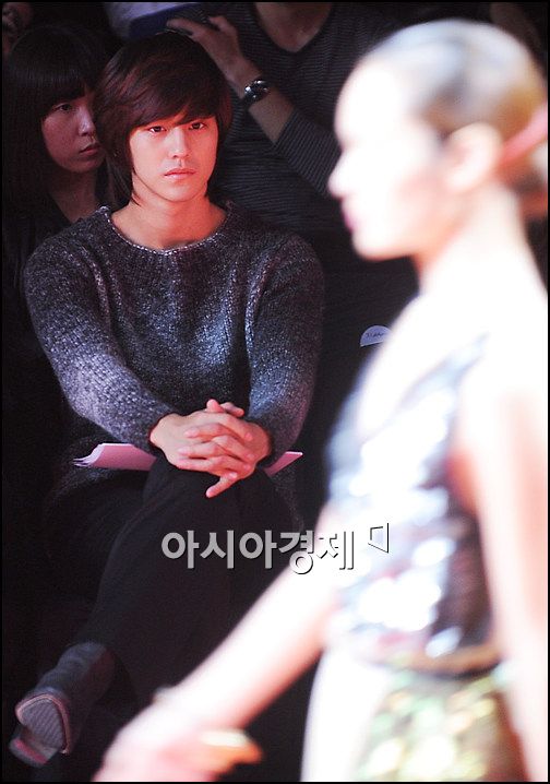 [포토]여성 모델들 관람하는 김범