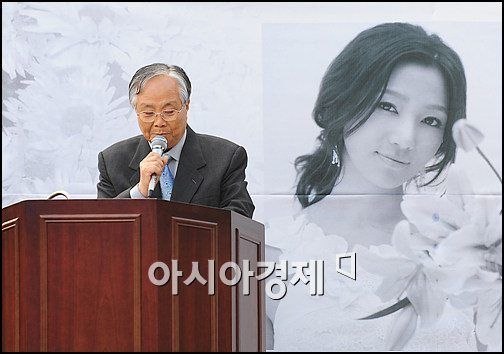 故장진영 1주기.."벌써 1년 그녀를 놓아주다" 