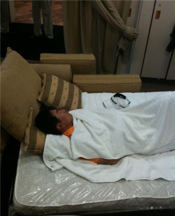  양용은이 라커룸의 간이침대에서 잠을 자고 있다. 사진=스튜어트 싱크 트위터 