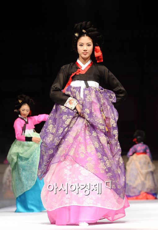 [포토] 살포시 치마를 들고!