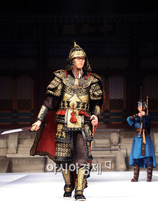 [포토] 위풍당당한 김유신 장군