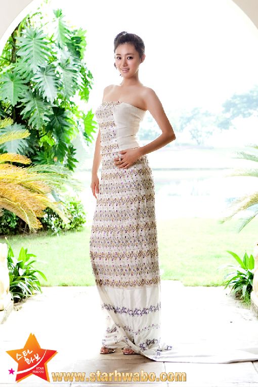 이영은, 미얀마 유명 디자이너에게 전통의상 선물 받아