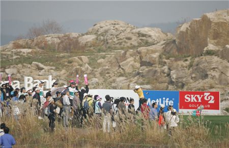  하나은행코오롱챔피언십 첫날 선수가 티 샷을 날리는 가운데 갤러리들이 지켜보고 있다. 사진=KLPGA제공 