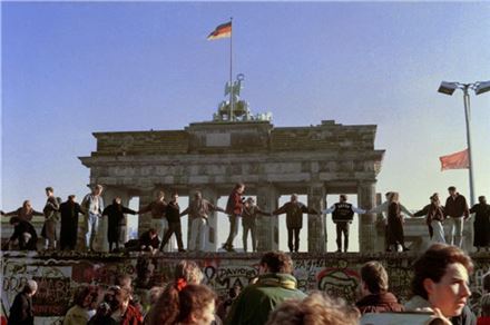 1961년 이후 베를린을 둘로 쪼갰던 냉전의 상징이자 올해 붕괴 30주년을 맞은 베를린장벽의 모습(사진=블룸버그뉴스)