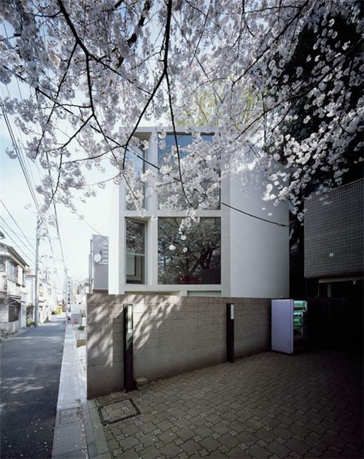 63.02° 소호(SOHO), 조 나가사까 + 스키마타 건축 사무소(Jo Nagasaka + Schemata Architecture Office), 일본 도꾜 소재의 소호 주택으로 48.84㎡의 대지 위에 연면적 71.40㎡로 지어진 3층 규모의 건축물이다.
