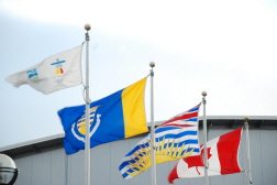 2010 동계올림픽 깃발(좌)과 캐나다국기(우)