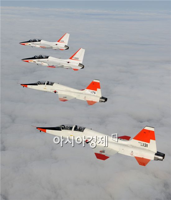 T-50과 편대비행중인 T-38(아래 두번째 세번째 훈련기). <사진제공=공군>