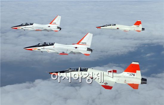 T-50과 편대비행중인 T-38. <사진제공=공군>