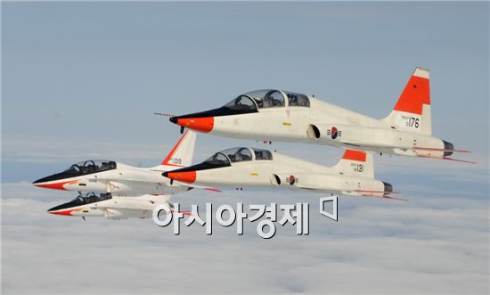 T-50과 편대비행중인 T-38. <사진제공=공군>