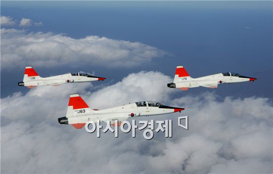 T-50과 편대비행중인 T-38. <사진제공=공군>