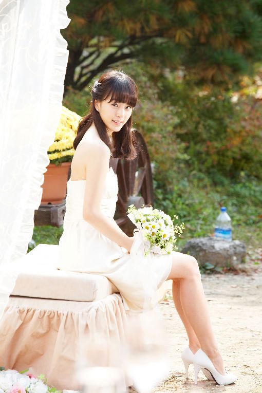 한예슬, '크리스마스에 눈이~'서 드레스 자태 '눈길' 