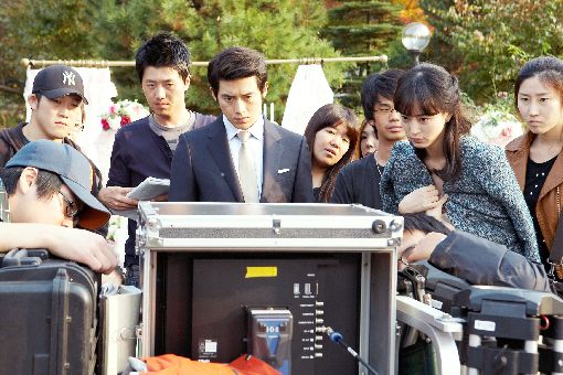 한예슬, '크리스마스에 눈이~'서 드레스 자태 '눈길' 