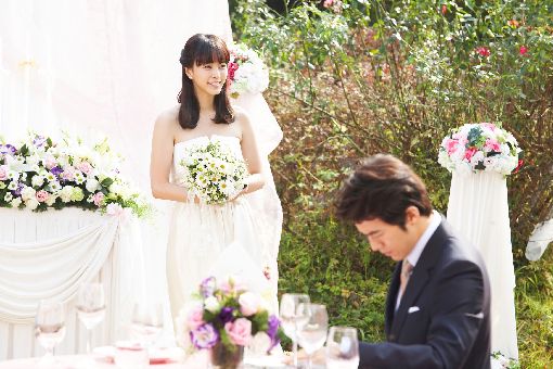 한예슬, '크리스마스에 눈이~'서 드레스 자태 '눈길' 