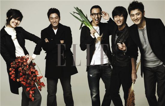 Hallyu star Jang Dong-gun (far right) photographs Korean celebrities for ELLE magazine [ELLE Korea]