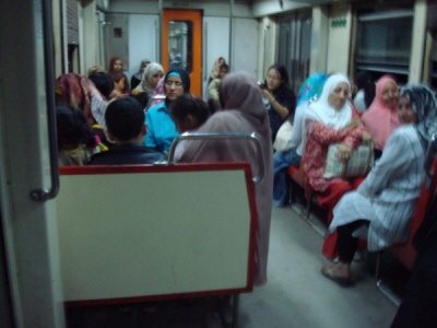 이집트 지하철 여성전용칸 풍경. 남성들은 이곳에 들어올 수 없다.