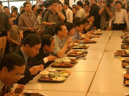 지난 2005년 중국 국가 서열 3위인 원쟈바오 총리(좌측에서 네번째)가 북경대 학생식당에서 식사를 하는 모습. 원 총리는 이날 학생식당에서 밥을 먹은 뒤 "맛있다"는 말을 연발하고 돌아갔다. 
