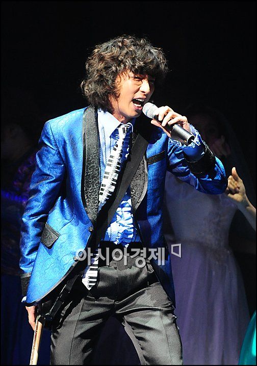 [포토]열창하는 '웨딩싱어' 박건형 