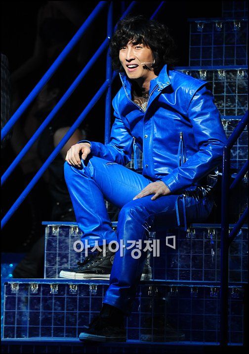 [포토]박건형 '파란 가죽바지, 잘 어울려요?'