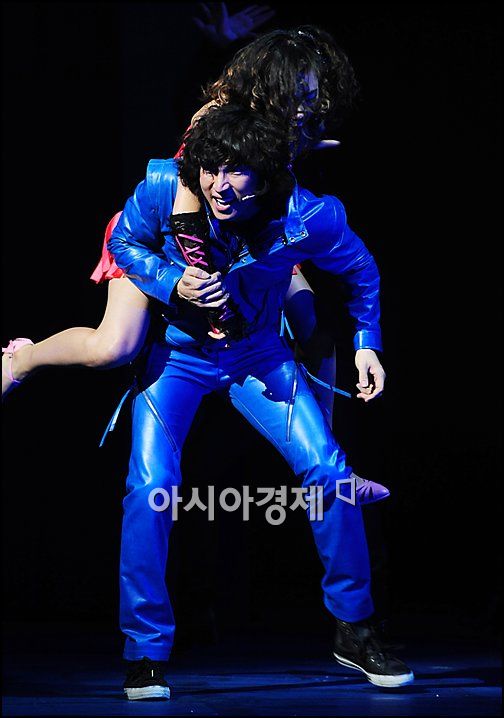 [포토]박건형 '파란 가죽바지, 잘 어울려요?'