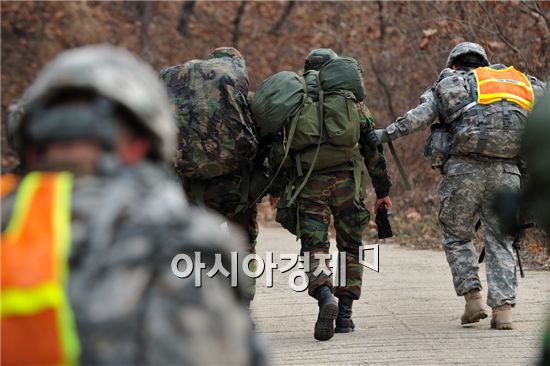 군인은 힘든 훈련속에서 국적이 따로 없었다. 모두 행군을 완주해야한다는 목적의식과 군인이라는 공감대 속에 서로를 위로했다.