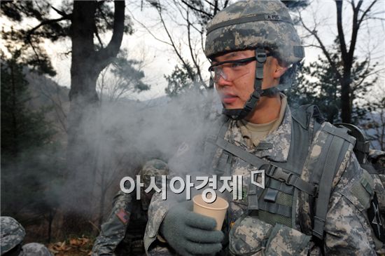 행군을 시작한 5마일 지점에서 첫 휴식을 보냈지만 기온이 영하로 떨어져 가만히 서있으면 입김이 절로 나왔다.