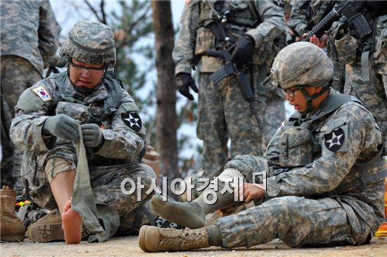 두번째 휴식지점에 도착하자 카투사 장병들은 양말과 속옷을 갈아입기 시작했다. 땀으로 축축히 젖은 옷은 체온유지하기 힘들다.