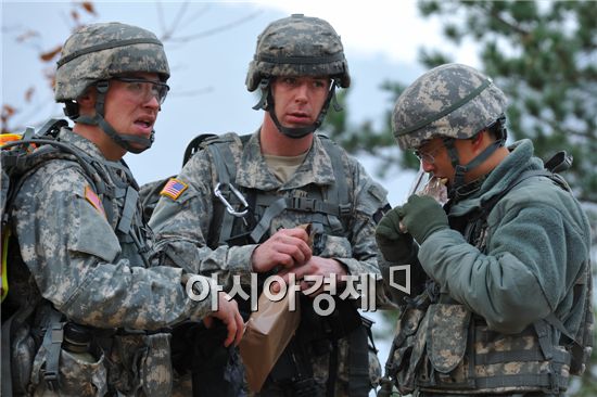 아침식사를 하지 못한 기자가 “밥은 언제 먹냐”는 질문을 던지자 한 미군이 “행군때는 특별히 식사를 하지 않는다”며 미군 전투식량 MRE(Meal Ready to Eat)를 건네줬다. 전투식량에 한 가지를 골라 뜯어보니 한국의 찐빵과 맛이 비슷했다.