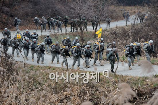 맨츄(MANCHU)마일 행군거리는 25마일(약 40Km). 미 9보병연대는 1900년 중국 의화단운동을 진압하기 위해 행군한 전통을 이어 매년 2회 실시한다.