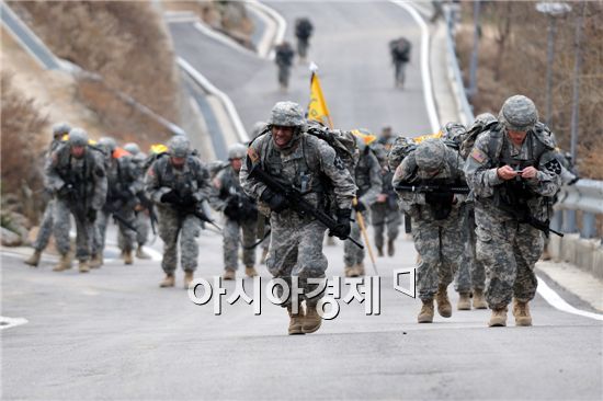오르막 길은 3시간째 계속됐지만 쉴 수 없었다. 땀으로 범벅된 몸은 영하의 기온에 5분만 서있어도 얼음덩어리가 될 듯했다.