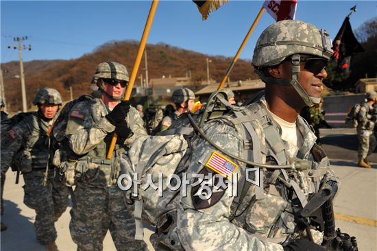 영내 행군때는 어느 차량도 행군하는 군인을 추월하지 못했다. 다음 교차로나 행군행렬이 좌우로 빠질때까지 서행했다.