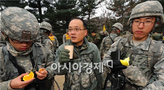 행군을 시작한 5마일지점에서 15분간 첫 휴식 명령이 떨어졌다. 휴식장소에는 사과 등 3가지 과일과 4가지 음료수가 준비됐다. 고된 행군을 하는 장병들을 위한 것이다.