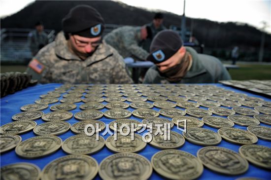 맨츄마일 행군을 1회 성공 때는 버클, 2회 성공 때는 인증서와 코인, 3회 완주때는 인증서, 코인, 미대대장급 표창, 4회 완주때는 BIG버클이 수여된다.