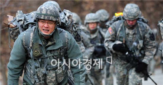 속보도 힘이 들지만 발바닥에 생긴 물집이 기자를 괴롭혔다. 오르막 길은 3시간째 계속됐지만 쉴 수 없었다. 땀으로 범벅된 몸은 영하의 기온에 5분만 서있어도 얼음덩어리가 될 듯했다. 이러지도 저러지도 못하는 상황이었다.