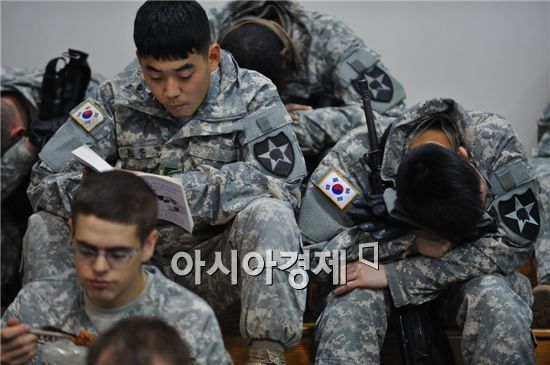 행군을 시작하기 위해 체육관에 모인 시간은 새벽 5시. 잠에서 깨지 못한 장병들이 휴식을 취하고 있다.