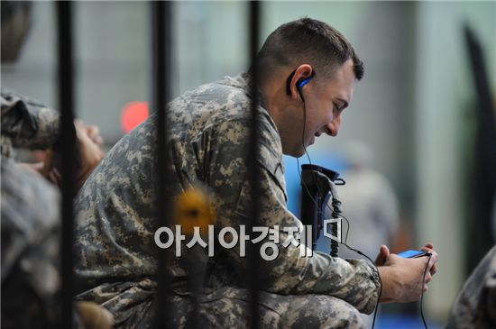 미군들은 찬바람과 함께 첫 눈이 내렸지만 소풍을 앞둔 학생들처럼 귀에 이어폰을 끼고 웃음이 가득했다.