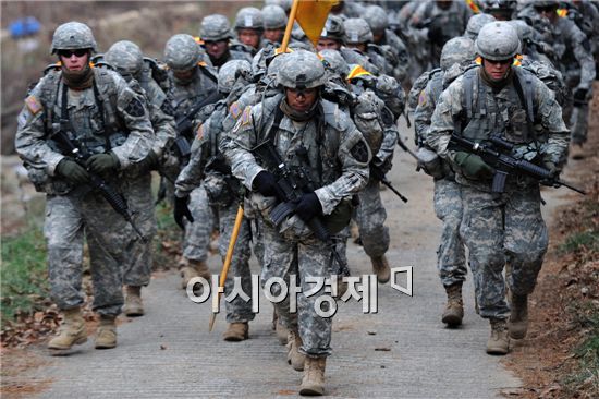 맨츄(MANCHU)마일 행군거리는 25마일(약 40Km). 미 9보병연대는 1900년 중국 의화단운동을 진압하기 위해 행군한 전통을 이어 매년 2회 실시한다.