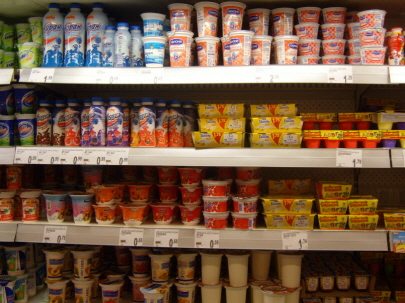 불가리아에는 수십 종류의 요구르트가 판매되고 있다. 사진은 불가리아의 한 슈퍼에 다양한 요구르트가 진열돼 있는 모습
