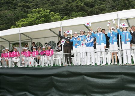  한ㆍ일여자프로골프대항전 첫날 한국팀(오른쪽)과 일본팀의 상반된 모습. 사진= KLPGA제공 