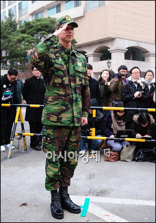 [포토]공유 '제대를 명 받았습니다'