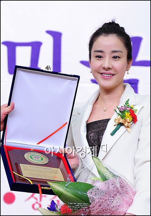 [포토]상패보다 더 화사한 박은혜의 미소