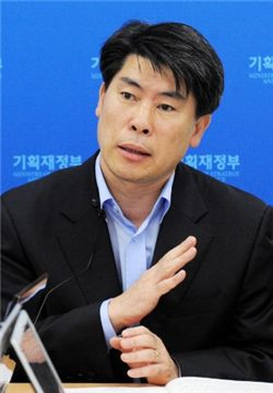 윤종원 기획재정부 경제정책국장(자료사진).