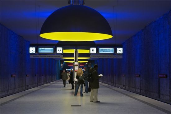 뮌헨의 지하철 정거장(Westfriedhof station), 아우어+웨버(Auer+Weber), 지하철이 들어오는 알림판과 시계 정도의 시설물이 있는 간결한 디자인이다. 잉고 마우러(Ingo Maurer)의 조명 설계로 아름다움은 배가된다.
