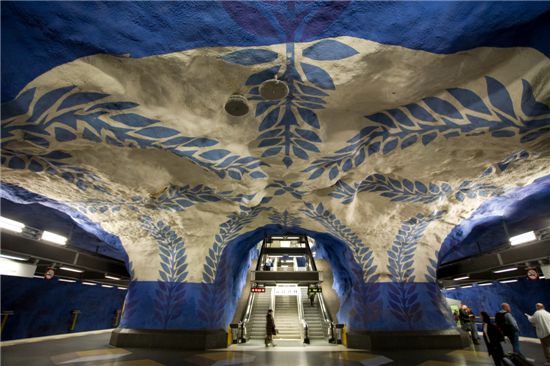 스톡홀름의 지하철 정거장(T-centralen station), 펄 올로프 울트베드(Per Olof Ultvedt), 벽면과 천장에 표현된 문양으로 스웨덴 특유의 디자인을 표현하였다. 파란색을 사용하여 이 역이 블루라인(blue line) 노선임을 쉽게 알 수 있다.
