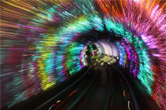 상해의 관광터널(The Bund Sightseeing Tunnel), 지하철 정면이 유리로 되어 있어 터널 안의 조명 쇼를 만끽할 수 있다.

